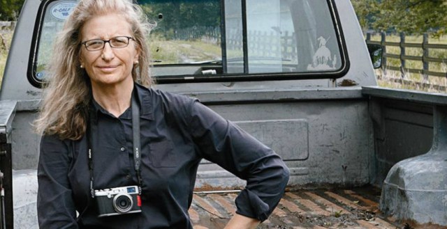 Annie_Leibovitz_actionshot_cropped-854x440